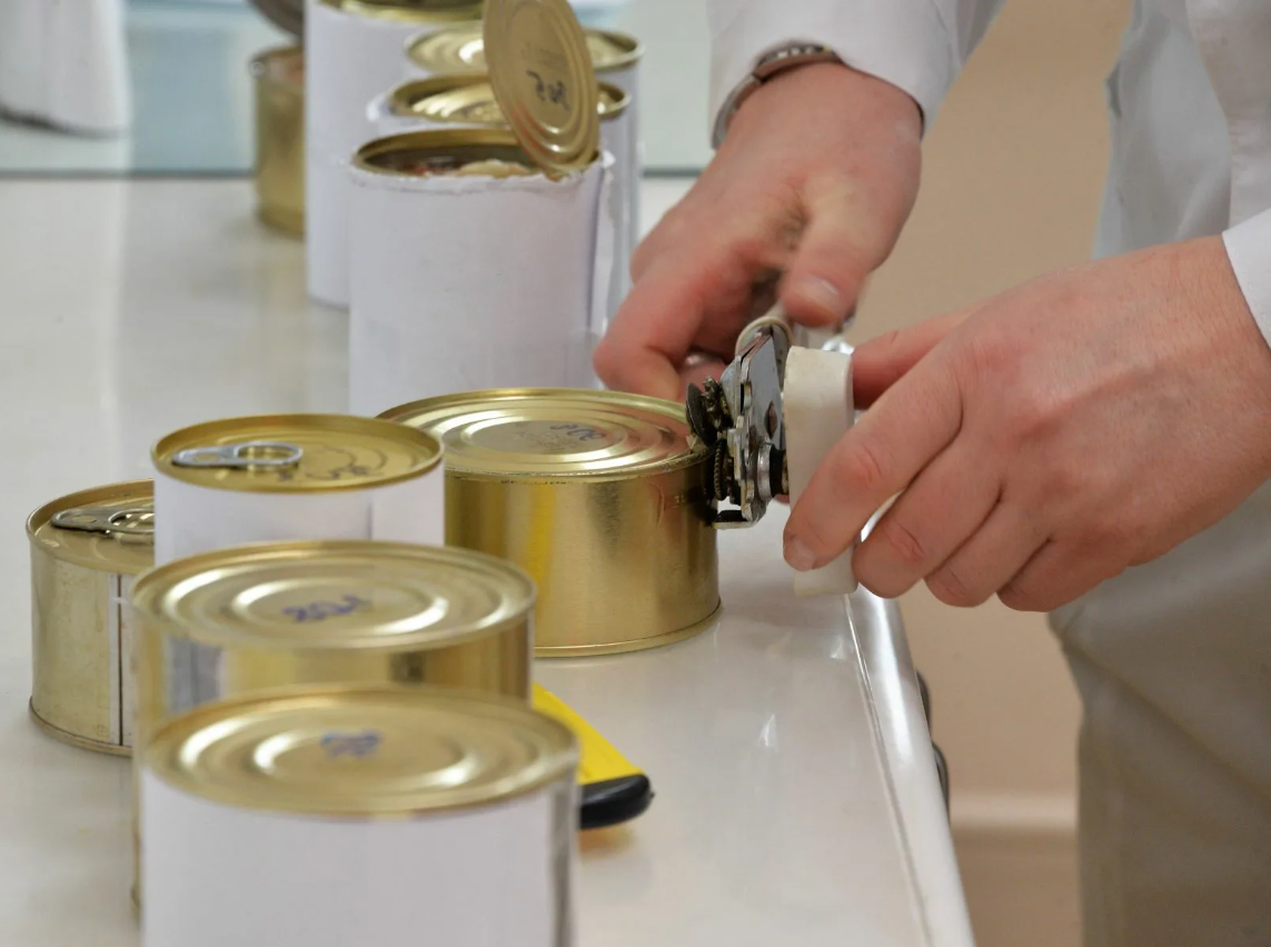 Лаборатория проводит исследования продукции на промышленную стерильность