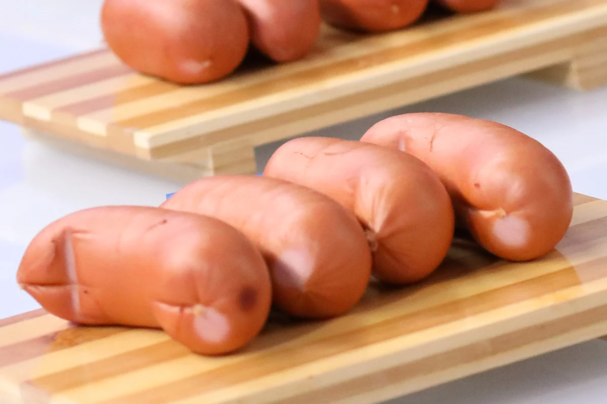 В образце сарделек, заявленных производителем как продукт из говядины, обнаружена ДНК курицы