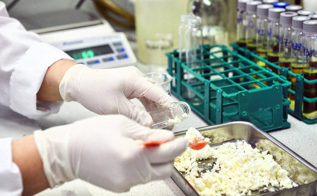 Специалисты лаборатории выявили несоответствие молочного продукта требованиям законодательства