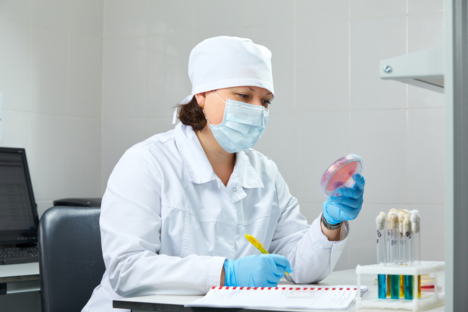 В продукции, предназначенной для питания в социальном учреждении Верхневолжья, специалистами Тверской испытательной лаборатории выявлены сальмонеллы